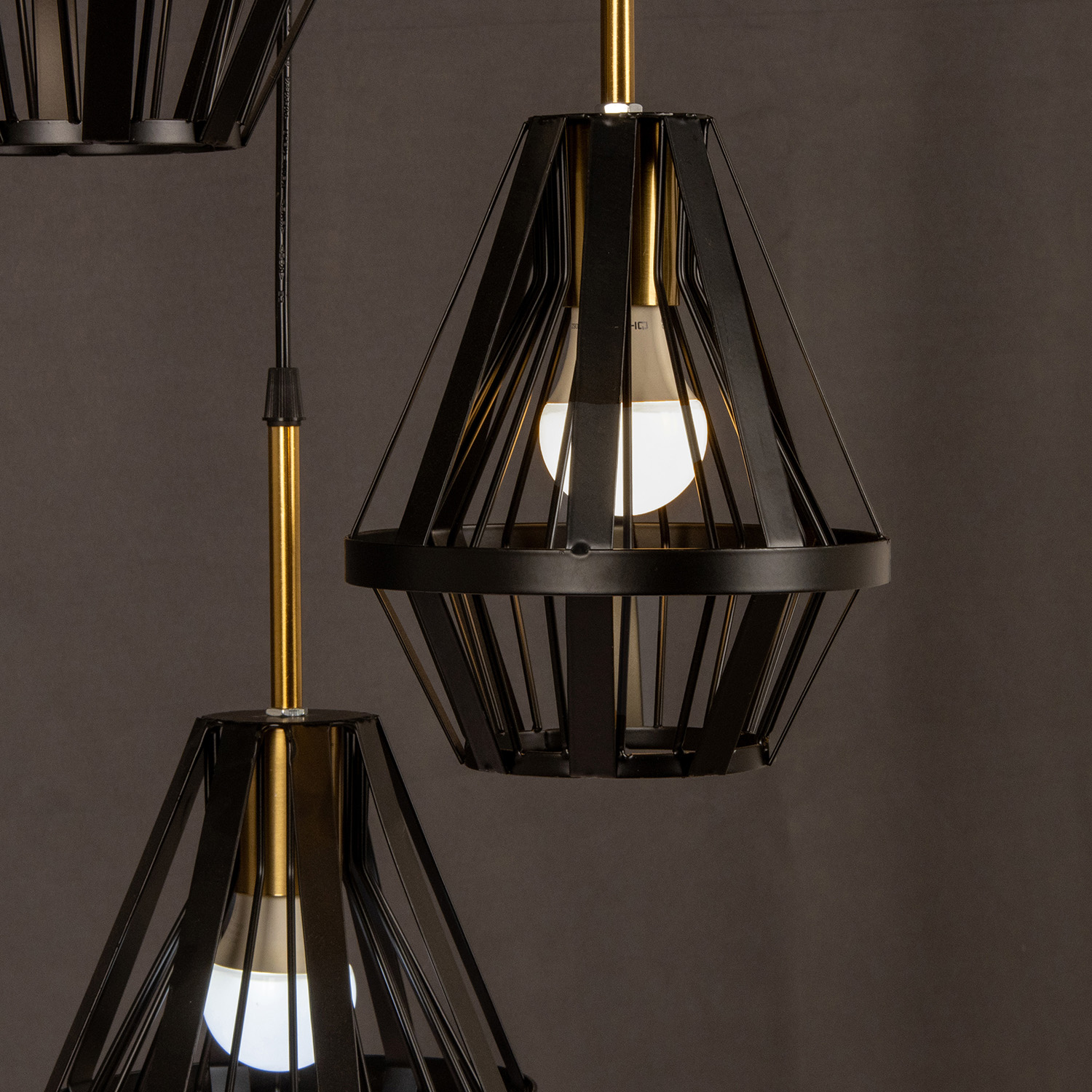 Светильник потолочный подвесной 05586-0.9-03 BK  40Вт Е27 S=18м2  *1