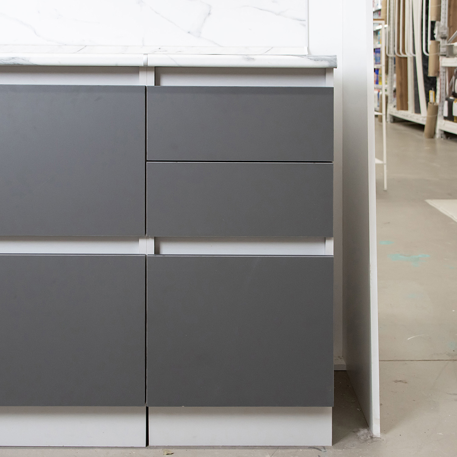 Шкаф напольный 600х850х600 мм BROZEX-WOOD Серый лед, с тремя ящиками, серый / графит