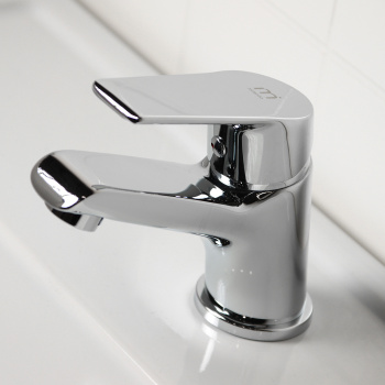 Смеситель для умывальника Milardo Nelson, короткий излив, рычажный